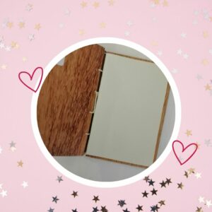 🦄 Carnet en papier recyclé, couverture en bois, figurine en étain en relief (Fabriqué à Tahiti)